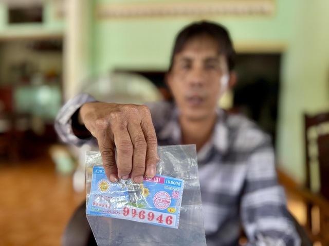 Tờ vé số trúng độc đắc bị rách: Công ty xổ số đã trả thưởng- Ảnh 2. Tờ vé số trúng độc đắc bị rách: Công ty xổ số đã trả thưởng- Ảnh 2.