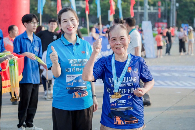 VĐV đặc biệt chinh phục đường đua marathon, nghị lực phi thường ở tuổi 73- Ảnh 1. VĐV đặc biệt chinh phục đường đua marathon, nghị lực phi thường ở tuổi 73- Ảnh 1.