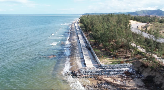 Sau nhiều trận bão, bờ biển Quảng Trị sạt lở nghiêm trọng- Ảnh 2. Sau nhiều trận bão, bờ biển Quảng Trị sạt lở nghiêm trọng- Ảnh 2.