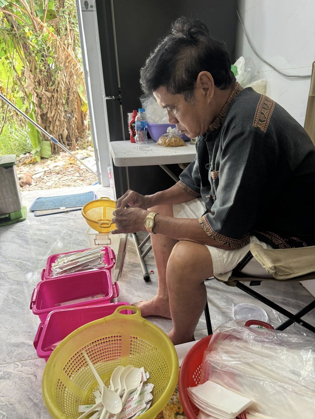 Nghệ sĩ Mai Trần phụ vợ bán hàng online vì trí nhớ giảm, không thể đóng phim- Ảnh 3. 
Nam nghệ sĩ phụ vợ gói hàng, chuẩn bị nguyên liệu, dụng cụ cho các đơn hàng