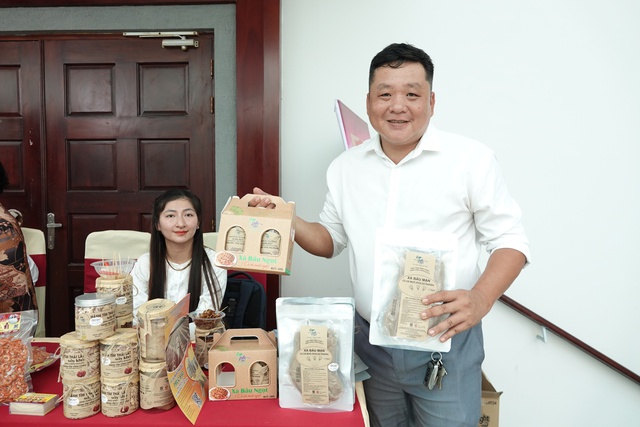 Bỏ phố về quê, đưa hành tím, củ cải trắng lên kệ siêu thị - Ảnh 1.