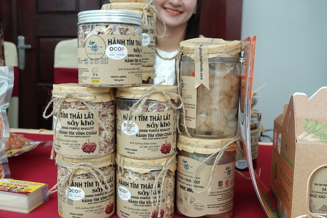 Bỏ phố về quê, đưa hành tím, củ cải trắng lên kệ siêu thị - Ảnh 2.