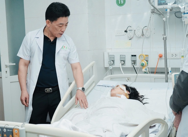 Nữ điều dưỡng bị đâm 11 nhát khi ngăn kẻ dùng dao tấn công nhiều người- Ảnh 1. Nữ điều dưỡng bị đâm 11 nhát khi ngăn kẻ dùng dao tấn công nhiều người- Ảnh 1.