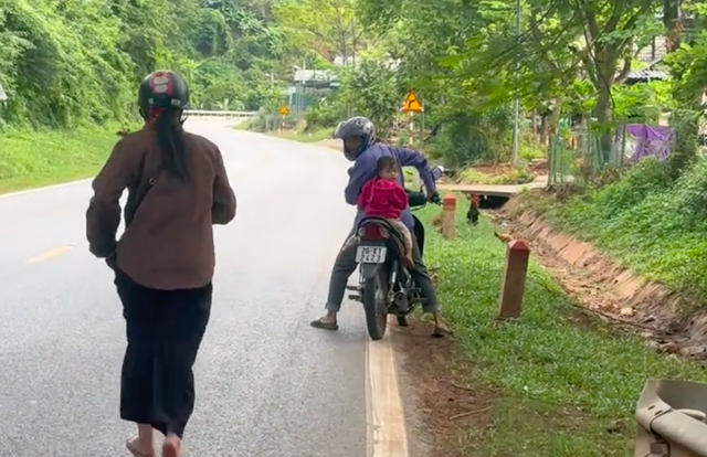 Người chồng để quên vợ khi đổ xăng, nhân viên đuổi theo 8 km 'trả lại' - Ảnh 2.