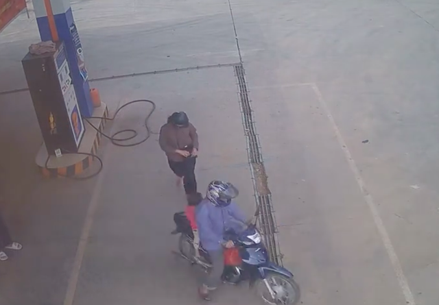 Người chồng để quên vợ khi đổ xăng, nhân viên đuổi theo 8 km 'trả lại' - Ảnh 1.