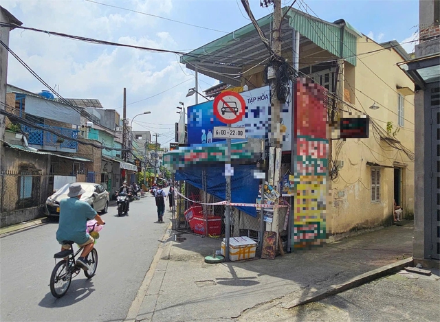 Điều tra vụ người đàn ông tử vong trong tư thế treo cổ trong tiệm tạp hóa - Ảnh 2.