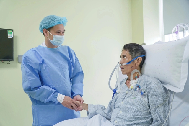 Bệnh nhân xin ngừng điều trị về quê 'chờ chết', được bác sĩ ghép gan cứu sống - Ảnh 1.