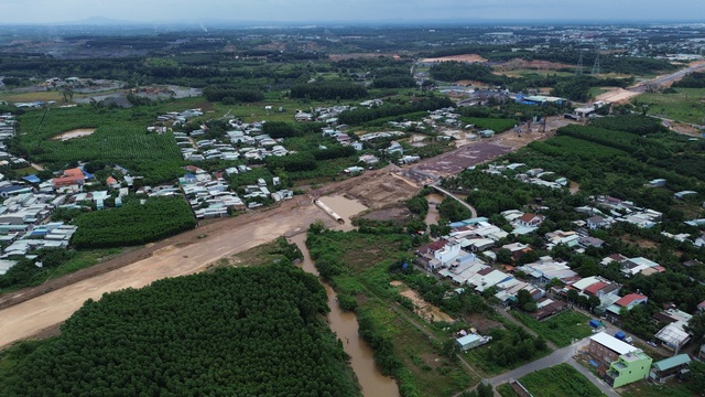 Gần đến ngày thông xe kỹ thuật, vẫn còn nhiều nhà thầu vi phạm cam kết- Ảnh 1.