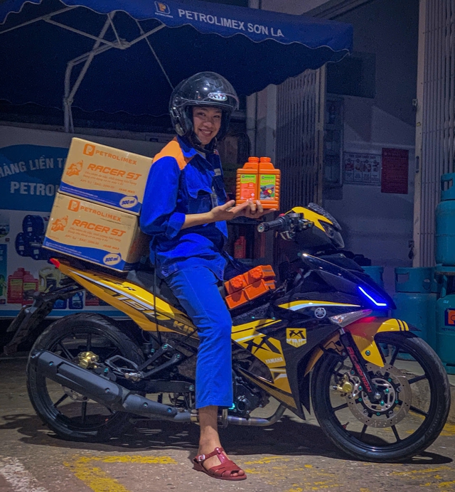 Người chồng để quên vợ khi đổ xăng, nhân viên đuổi theo 8 km 'trả lại' - Ảnh 3.