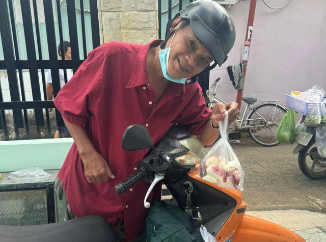 Nghệ sĩ Mai Trần phụ vợ bán hàng online vì trí nhớ giảm, không thể đóng phim- Ảnh 1. 
Nghệ sĩ Mai Trần chạy xe máy đi giao hàng cho khách