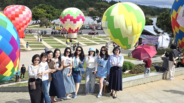 Lễ hội khinh khí cầu Đà Lạt 2025 thu hút hàng ngàn du khách và người dân- Ảnh 11. Lễ hội khinh khí cầu Đà Lạt 2025 thu hút hàng ngàn du khách và người dân- Ảnh 11.
