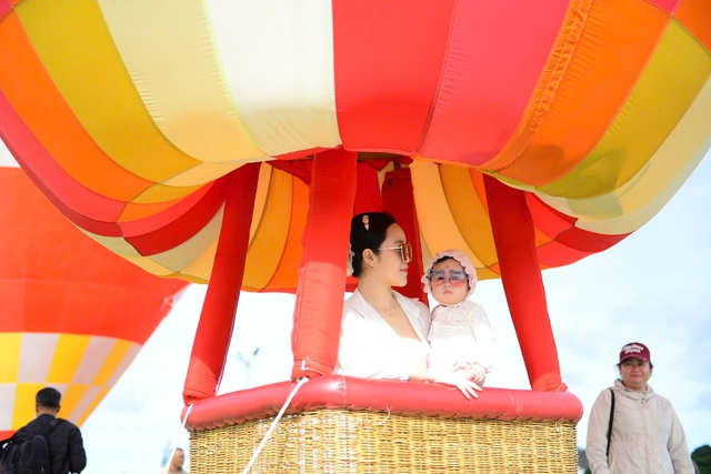Lễ hội khinh khí cầu Đà Lạt 2025 thu hút hàng ngàn du khách và người dân- Ảnh 13. Lễ hội khinh khí cầu Đà Lạt 2025 thu hút hàng ngàn du khách và người dân- Ảnh 13.