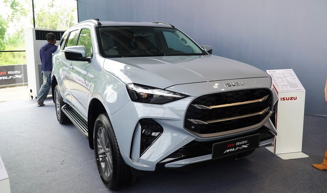 SUV 7 chỗ: Ford Everest vẫn 'gồng g&aacute;nh' ph&acirc;n kh&uacute;c - Ảnh 2.