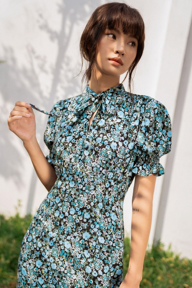 Cách diện áo hoa, váy hoa sang mà không sến Cách diện áo váy hoa lá sang mà không sến - Ảnh 4.