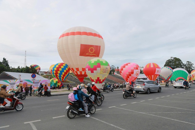Lễ hội khinh khí cầu Đà Lạt 2025 thu hút hàng ngàn du khách và người dân- Ảnh 2. Lễ hội khinh khí cầu Đà Lạt 2025 thu hút hàng ngàn du khách và người dân- Ảnh 2.