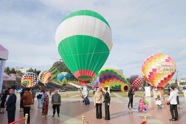 Lễ hội khinh khí cầu Đà Lạt 2025 thu hút hàng ngàn du khách và người dân- Ảnh 5. Lễ hội khinh khí cầu Đà Lạt 2025 thu hút hàng ngàn du khách và người dân- Ảnh 5.