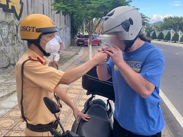 Siết chặt quy định cho người nước ngoài thuê xe máy tự lái tại Nha Trang- Ảnh 2. Siết chặt quy định cho người nước ngoài thuê xe máy tự lái tại Nha Trang- Ảnh 2.