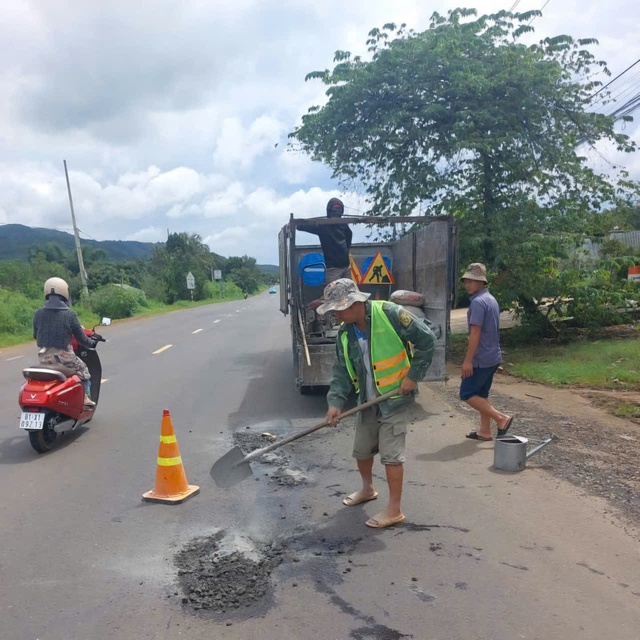 QL14 xuống cấp nghiêm trọng, hàng loạt ‘bẫy tử thần’ rình rập người đi đường - Ảnh 3. QL14 xuống cấp nghiêm trọng, hàng loạt ‘bẫy tử thần’ rình rập người đi đường - Ảnh 3.