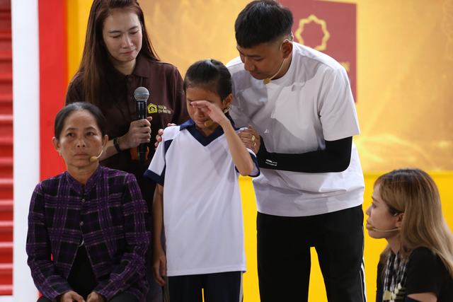 Thanh Thảo bật khóc trước cô …