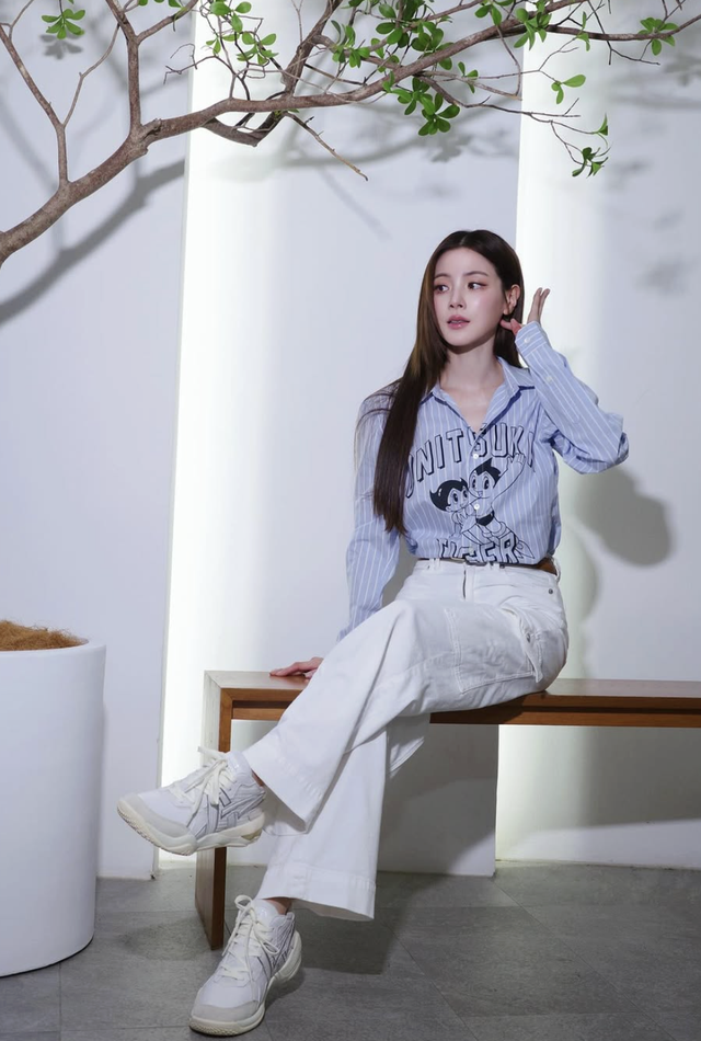 Áo sơ mi kẻ sọc càng đơn giản càng cuốn hút- Ảnh 4. Áo sơ mi kẻ sọc càng đơn giản càng cuốn hút- Ảnh 4.