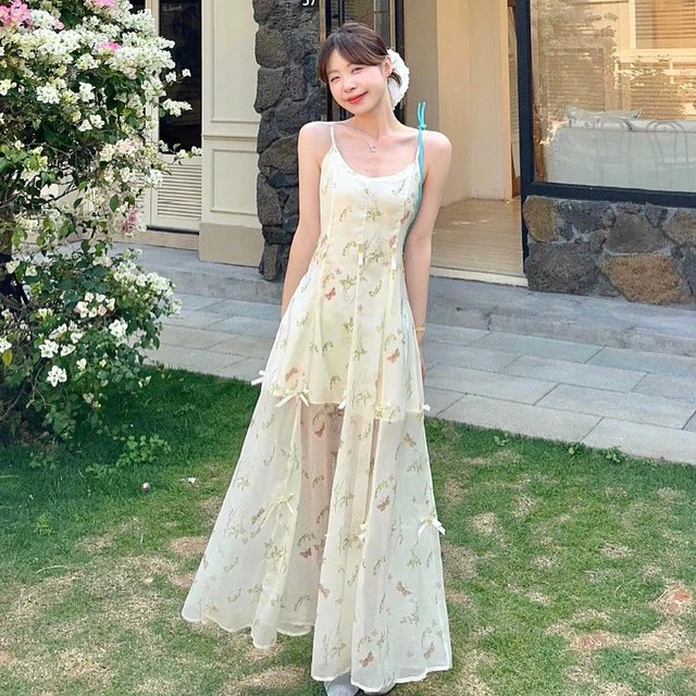 Hóa nàng thơ với vẻ đẹp không tuổi của những chiếc váy hoa- Ảnh 5. Hóa nàng thơ với vẻ đẹp không tuổi của những chiếc váy hoa- Ảnh 5.