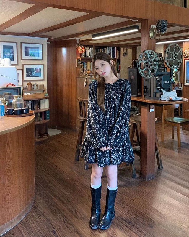 Hóa nàng thơ với vẻ đẹp không tuổi của những chiếc váy hoa- Ảnh 7. Hóa nàng thơ với vẻ đẹp không tuổi của những chiếc váy hoa- Ảnh 7.