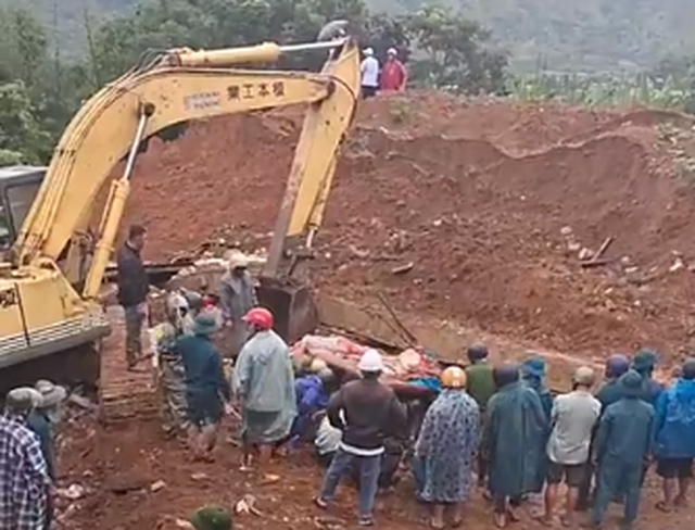 Tường chắn đất gây sập nhà hàng xóm: 2 người tử vong, 3 người bị thương  - Ảnh 1.