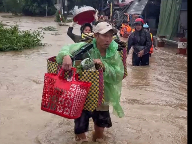 Lũ về bất ngờ ở Đắk Lắk, hàng chục người mắc kẹt khi đang họp chợ - Ảnh 2. Lũ về bất ngờ ở Đắk Lắk, hàng chục người mắc kẹt khi đang họp chợ - Ảnh 2.