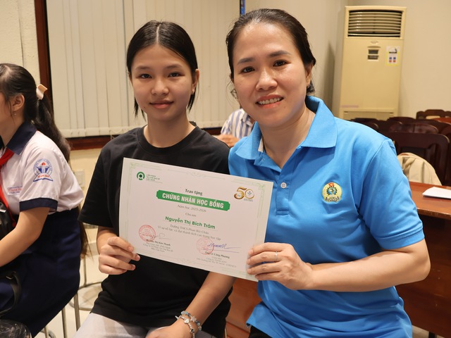 Con của công nhân vệ sinh môi trường nhận học bổng tổng trị giá 200 triệu đồng- Ảnh 4. Con của công nhân vệ sinh môi trường nhận học bổng tổng trị giá 200 triệu đồng- Ảnh 4.