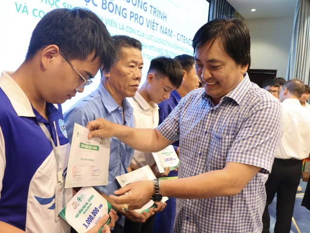 Con của công nhân vệ sinh môi trường nhận học bổng tổng trị giá 200 triệu đồng- Ảnh 2. Con của công nhân vệ sinh môi trường nhận học bổng tổng trị giá 200 triệu đồng- Ảnh 2.