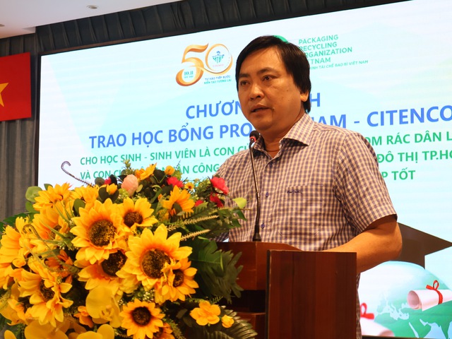 Con của công nhân vệ sinh môi trường nhận học bổng tổng trị giá 200 triệu đồng- Ảnh 1. Con của công nhân vệ sinh môi trường nhận học bổng tổng trị giá 200 triệu đồng- Ảnh 1.