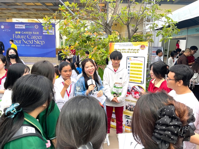 Học sinh THPT tìm hiểu nghề nghiệp tại ngày hội việc làm - Ảnh 2.