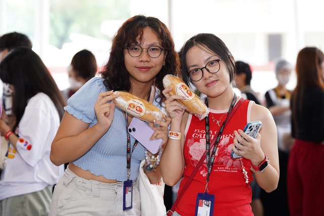 631 ổ bánh mì Việt Nam xếp số '25' xác lập kỷ lục thế giới- Ảnh 3. 631 ổ bánh mì Việt Nam xếp số '25' xác lập kỷ lục thế giới- Ảnh 3.