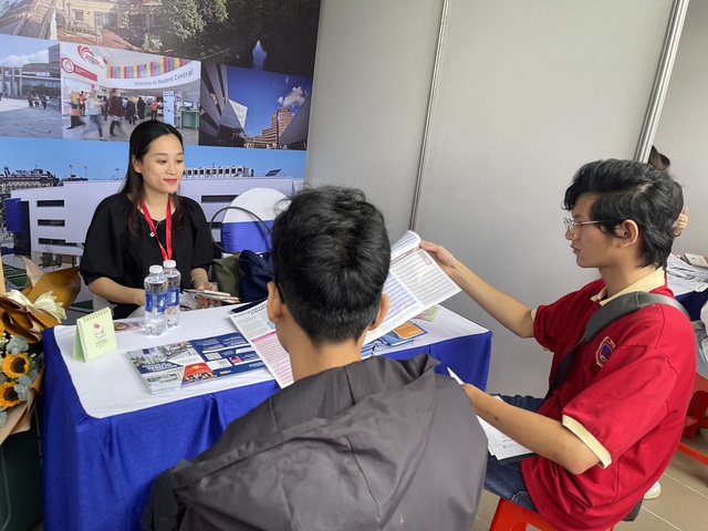 Học sinh THPT tìm hiểu nghề nghiệp tại ngày hội việc làm - Ảnh 3.