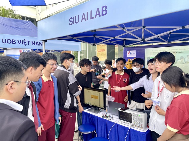 Học sinh THPT tìm hiểu nghề nghiệp tại ngày hội việc làm - Ảnh 4.
