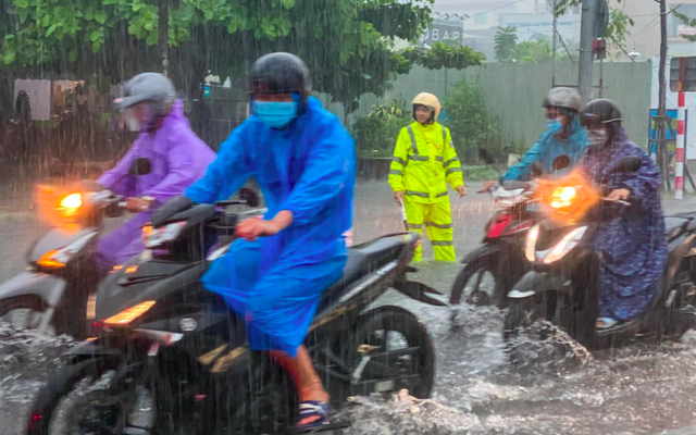 Mưa lớn từ Quảng Trị đến Quảng Ngãi, 8 tỉnh nguy cơ sạt lở đất, lũ quét- Ảnh 1. Mưa lớn từ Quảng Trị đến Quảng Ngãi, 8 tỉnh nguy cơ sạt lở đất, lũ quét- Ảnh 1.