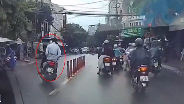 Lái xe máy lạng lách vượt đèn đỏ, nam thanh niên bị phạt gần 6 triệu đồng - Ảnh 1.