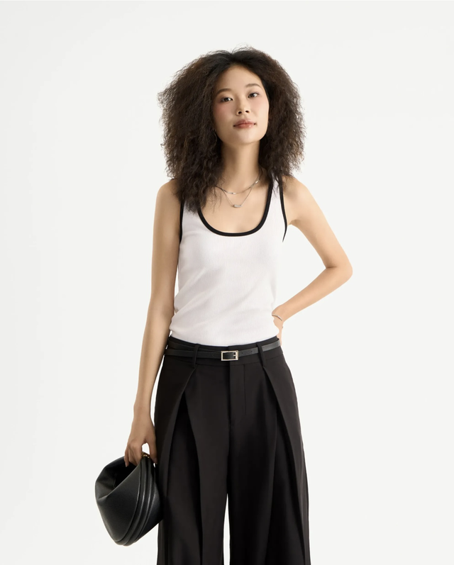 Phong cách hiện đại tối giản với sức hút của áo tank top- Ảnh 1. Phong cách hiện đại tối giản với sức hút của áo tank top- Ảnh 1.