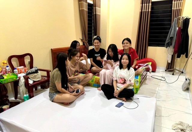 T&igrave;nh người - ngọn lửa kh&ocirc;ng bao giờ tắt giữa cơn lũ lịch sử - Ảnh 1.