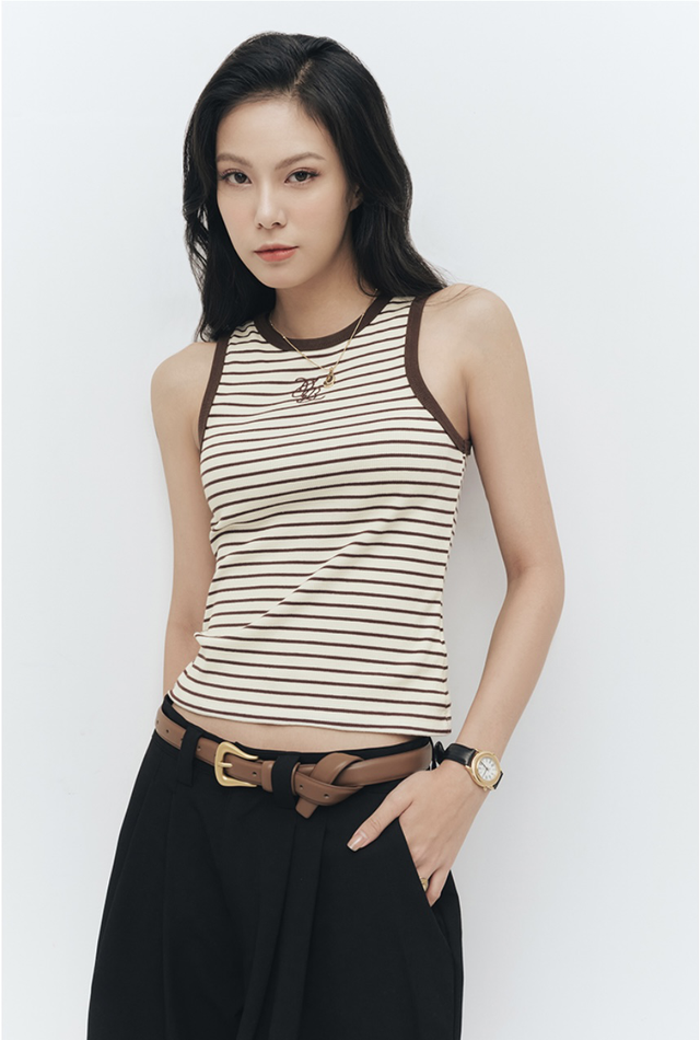 Phong cách hiện đại tối giản với sức hút của áo tank top- Ảnh 2. Phong cách hiện đại tối giản với sức hút của áo tank top- Ảnh 2.