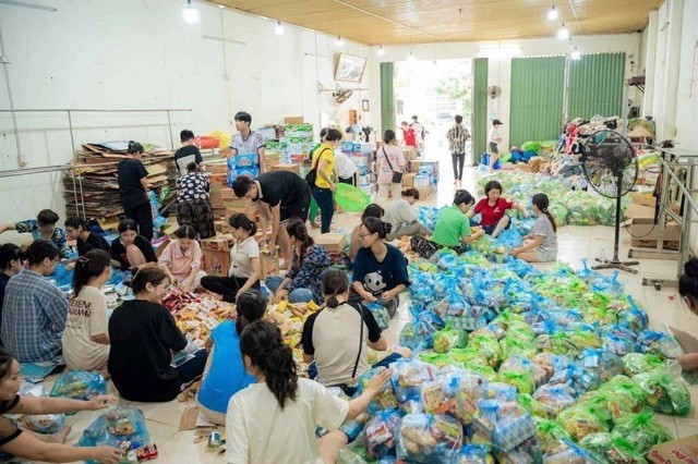 T&igrave;nh người - ngọn lửa kh&ocirc;ng bao giờ tắt giữa cơn lũ lịch sử - Ảnh 2.