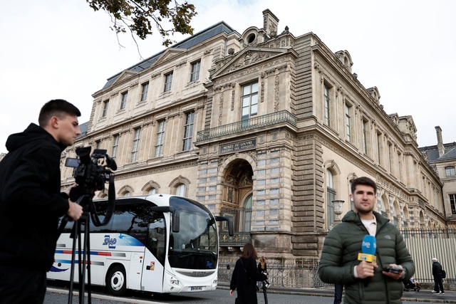 Bắt 2 nghi phạm trong vụ trộm táo tợn tại Bảo tàng Louvre Pháp- Ảnh 1. Bắt 2 nghi phạm trong vụ trộm táo tợn tại Bảo tàng Louvre Pháp- Ảnh 1.