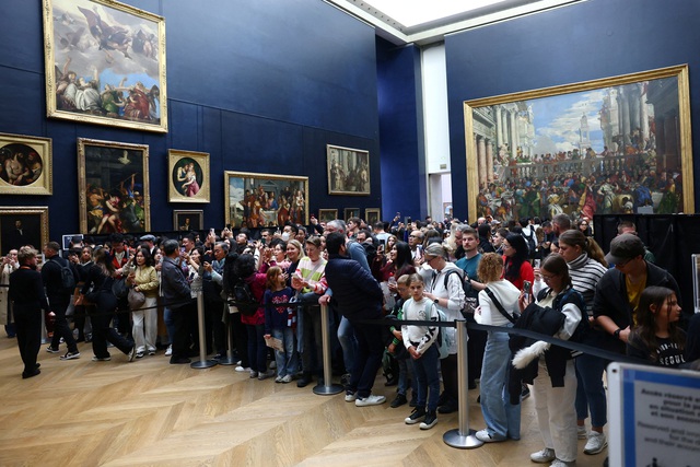 Bắt 2 nghi phạm trong vụ trộm táo tợn tại Bảo tàng Louvre Pháp- Ảnh 2. Bắt 2 nghi phạm trong vụ trộm táo tợn tại Bảo tàng Louvre Pháp- Ảnh 2.