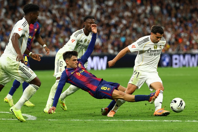 Real Madrid đánh bại Barca ở ‘Siêu kinh điển’: Mbappe cực hay, VAR gây tranh cãi- Ảnh 5. Real Madrid đánh bại Barca ở ‘Siêu kinh điển’: Mbappe cực hay, VAR gây tranh cãi- Ảnh 5.