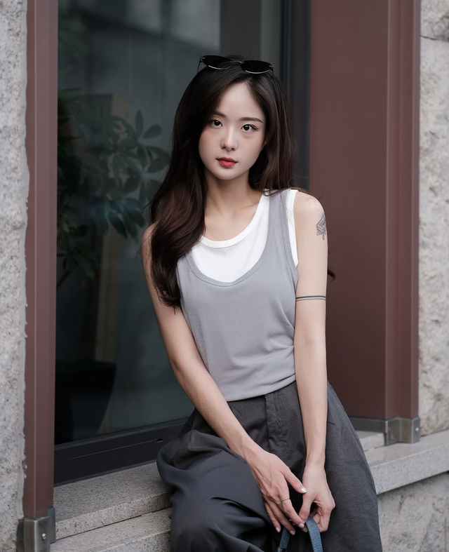 Phong cách hiện đại tối giản với sức hút của áo tank top- Ảnh 3. Phong cách hiện đại tối giản với sức hút của áo tank top- Ảnh 3.