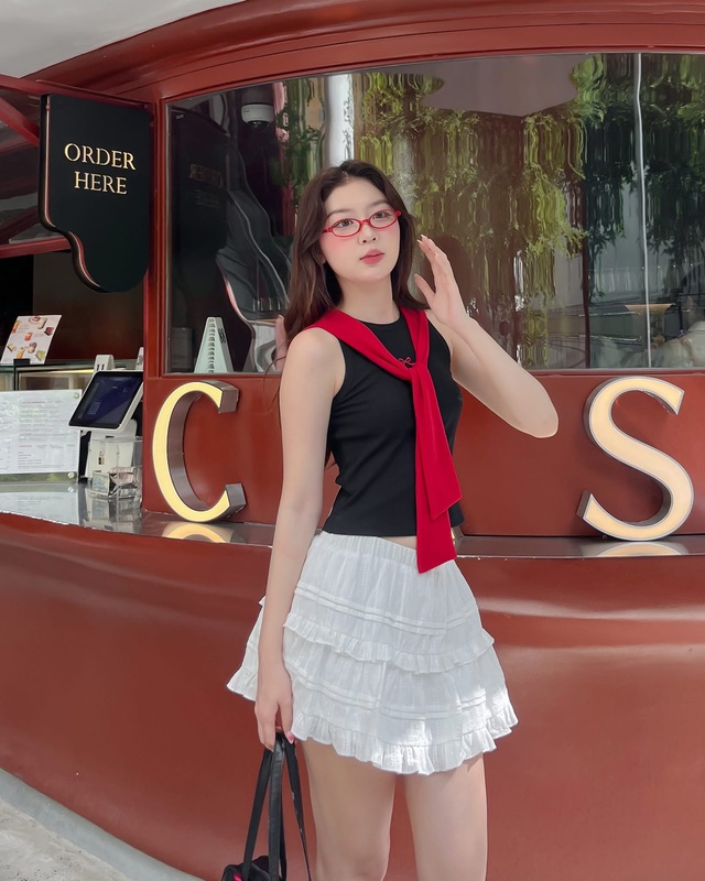 Phong cách hiện đại tối giản với sức hút của áo tank top- Ảnh 6. Phong cách hiện đại tối giản với sức hút của áo tank top- Ảnh 6.