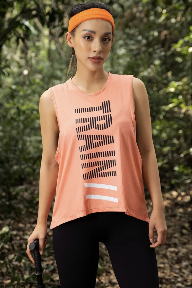 Phong cách hiện đại tối giản với sức hút của áo tank top- Ảnh 8. Phong cách hiện đại tối giản với sức hút của áo tank top- Ảnh 8.