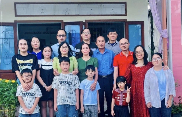 Vợ chồng nông dân nuôi 5 con thành tài: Một hành trình giáo dục cảm động - Ảnh 3. Vợ chồng nông dân nuôi 5 con thành tài: Một hành trình giáo dục cảm động - Ảnh 3.