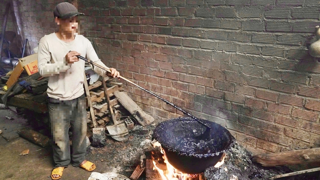 Tạm giữ giám đốc cơ sở nghi sản xuất hàng tấn cà phê giả tại Gia Lai - Ảnh 2.