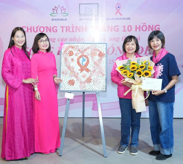 'Tái sinh': Câu chuyện của 20 bức tranh làm từ vật liệu phế thải- Ảnh 1. 'Tái sinh': Câu chuyện của 20 bức tranh làm từ vật liệu phế thải- Ảnh 1.